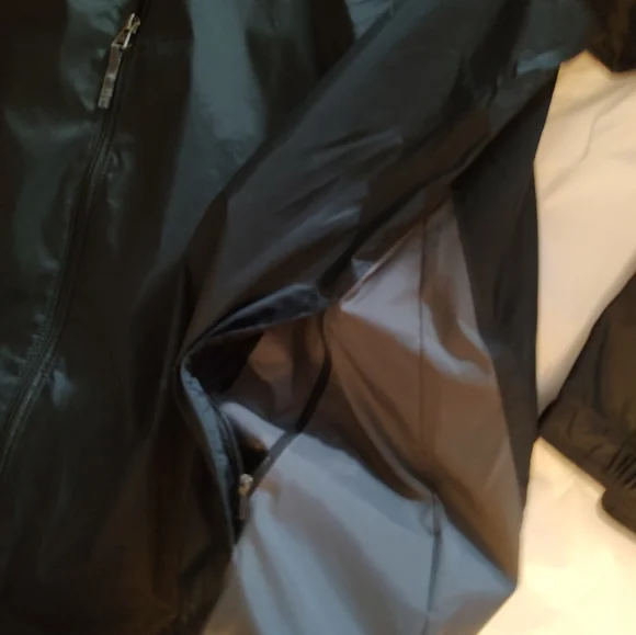 Columbia windbreaker with hood. Size XL - Picture 4 of 10